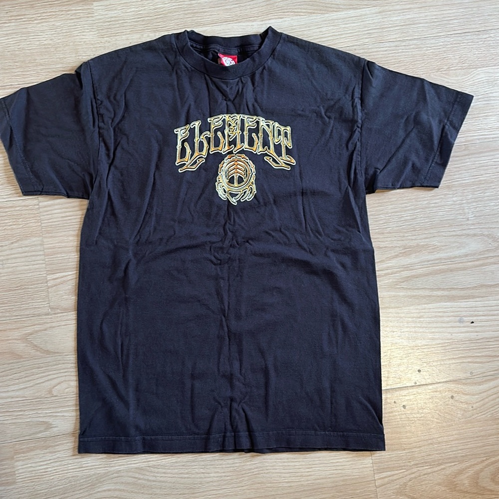 brown graphic tee